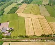 840462 Luchtfoto van de boerderij Hof ter Weyde (links, Hof ter Weydeweg 30) te Vleuten (gemeente Vleuten-De Meern), ...